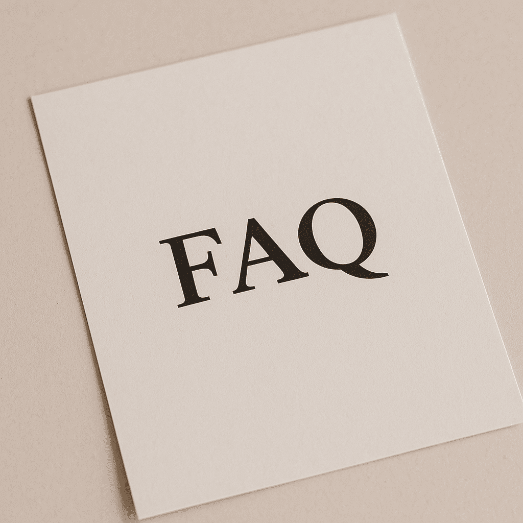 Folha com a inscrição “FAQ” em letras grandes sobre uma superfície bege, representando a secção de perguntas frequentes da MOOD.