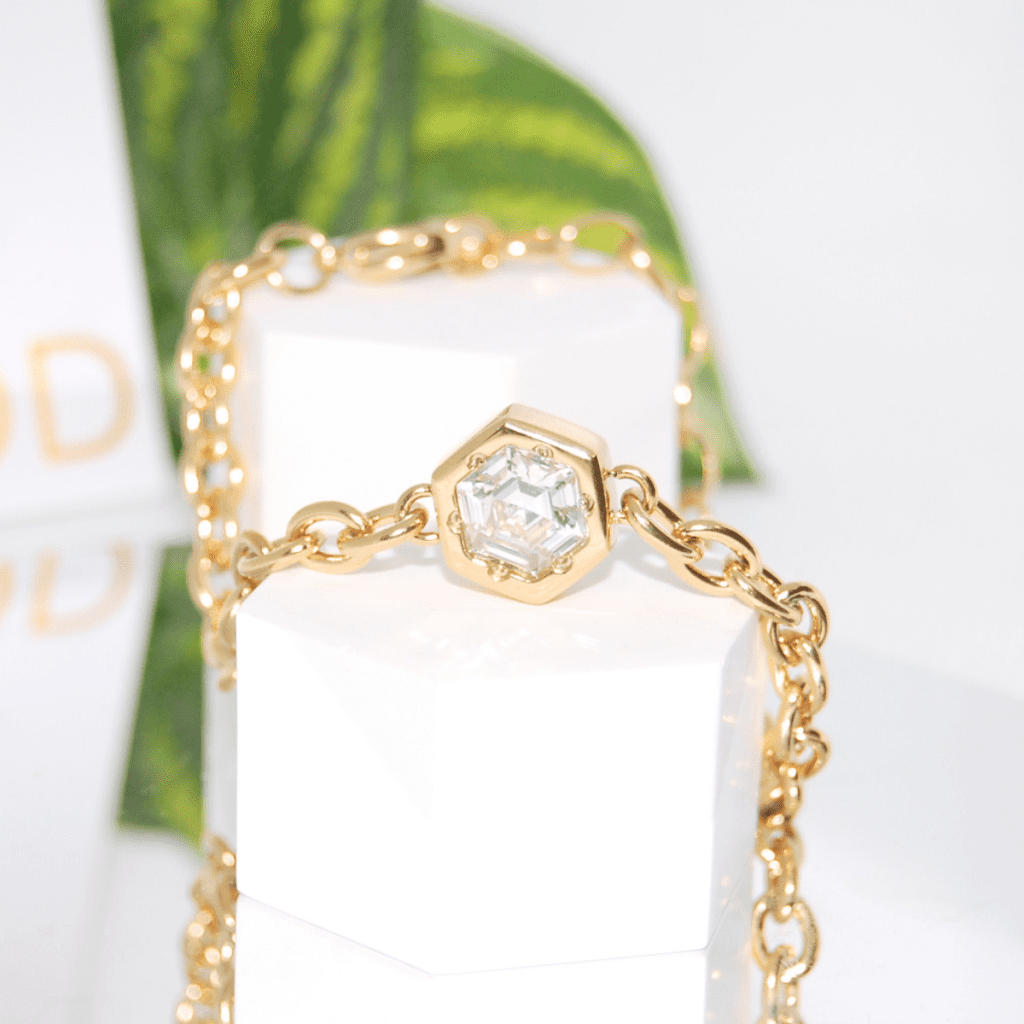 Pulseira MOOD dourada com corrente grossa e pedra hexagonal